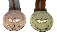 Поднятые медали награды металла логотипа восхитительно конструированные с напечатанным талрепом