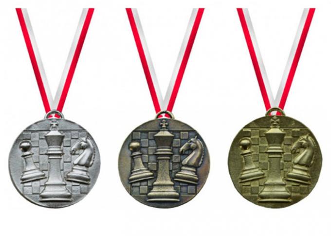 Процесс заливки формы цвета круглых медных медалей награды металла первоначальный материальный